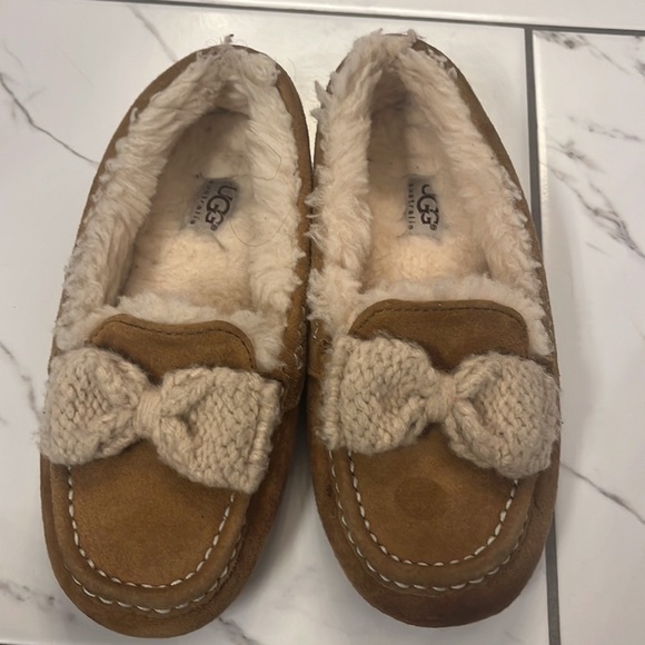 Ugg Ansley Bow Moccasins size 4 - Picture 2 of 6